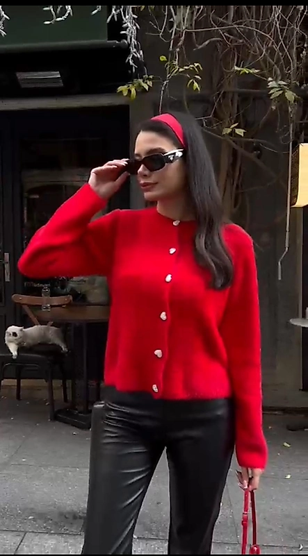 Yumuşak, Kalp Düğmeli Standart Beden Kırmızı  Hırka