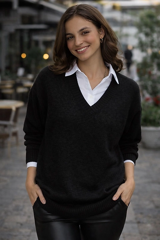 Yumuşak Standart Beden  V Yaka Siyah